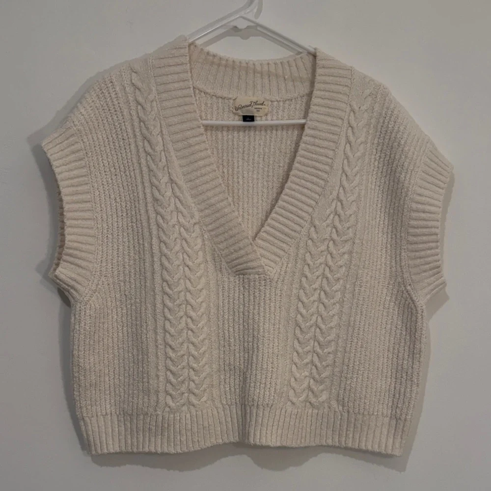 Universal Thread Women's V-Neck Sweater Vest Cream size L